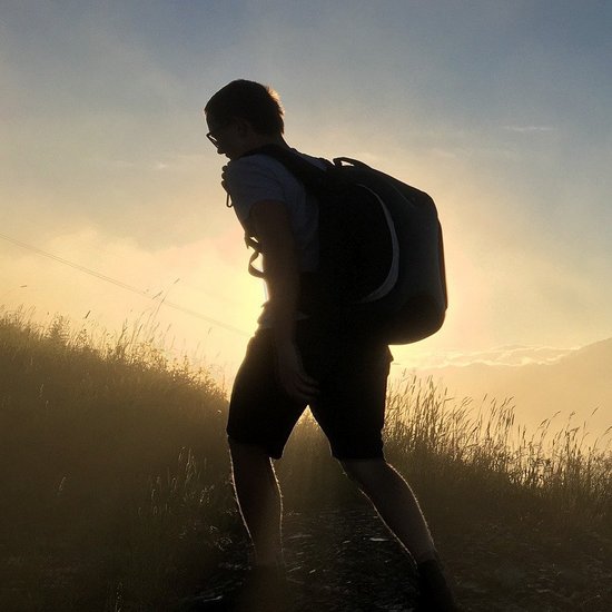 Silhouette eines Wanderers, der Bergauf geht